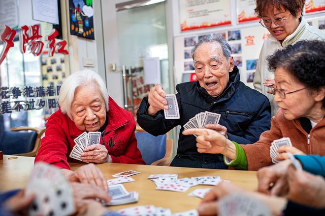 老人或许比00后还会玩开元棋牌网站现在的退休(图6)