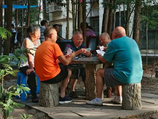老人或许比00后还会玩开元棋牌网站现在的退休(图2)